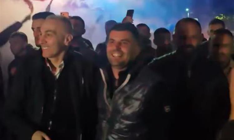 Со факели и огномет пречекан Груби кој излезе од куќен притвор