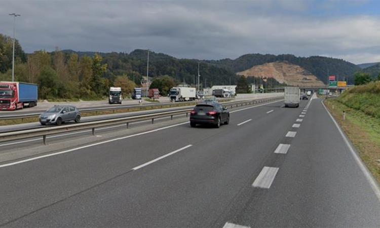 Страшна сообраќајка во Словенија -  возел во рикверц, двајца мртви, четворица повредени