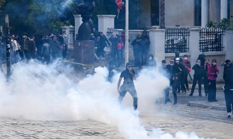 Видео-фото:Трет ден насилни протести во Тирана, 26 повредени