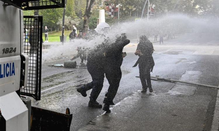 Ескалација на студентскиот револт во масовни антивладини протести во Тирана