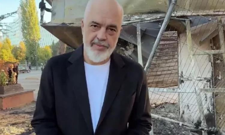 Еди Рама застана пред запалениот колеџ и испрати остра порака поради протестите во Тирана (ВИДЕО)