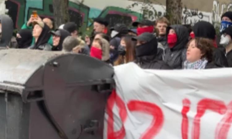 Учениците во Берлин ги блокираа училиштата- не сакаат задолжителен воен рок (ВИДЕО)