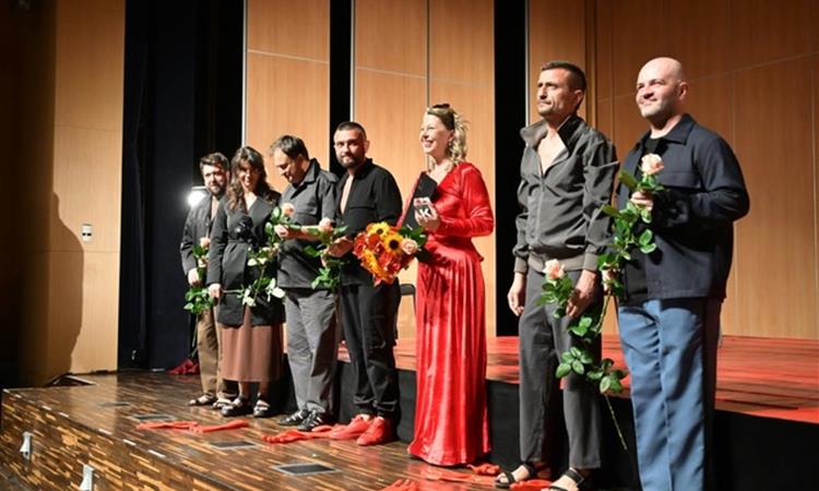 Уште еден успех на НУ Народен театар Битола, преполна сала за „Кориолан“ во Полска