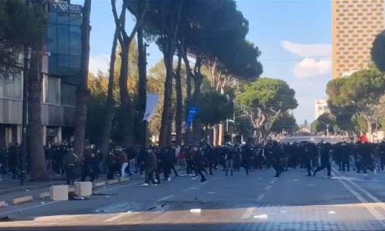 Нов бран насилни судири во Тирана – над 150 повредени, најмалку 160 приведени во изминатите денови