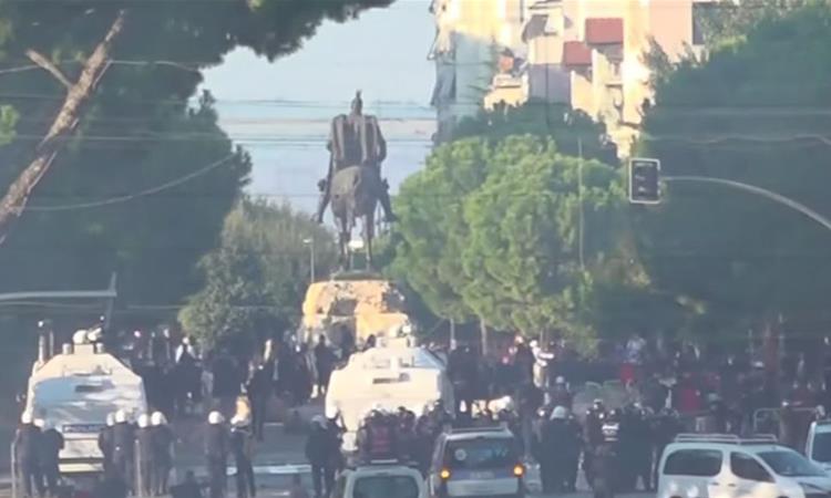 Шести ден протести и тензии во Тирана – полицијата продолжува да интервенира