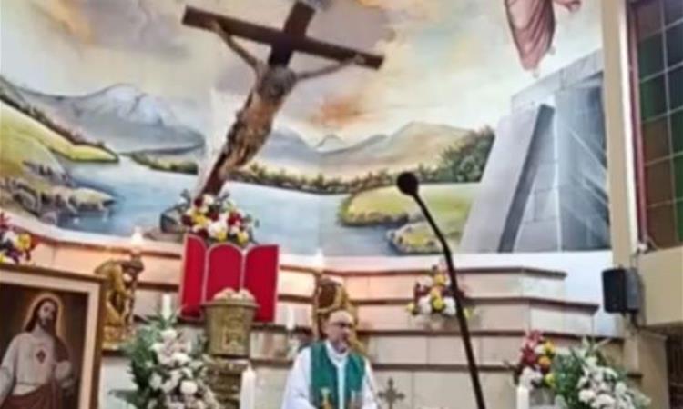Крст падна врз свештеник за време на миса и го усмрти (ВОЗНЕМИРУВАЧКО ВИДЕО)