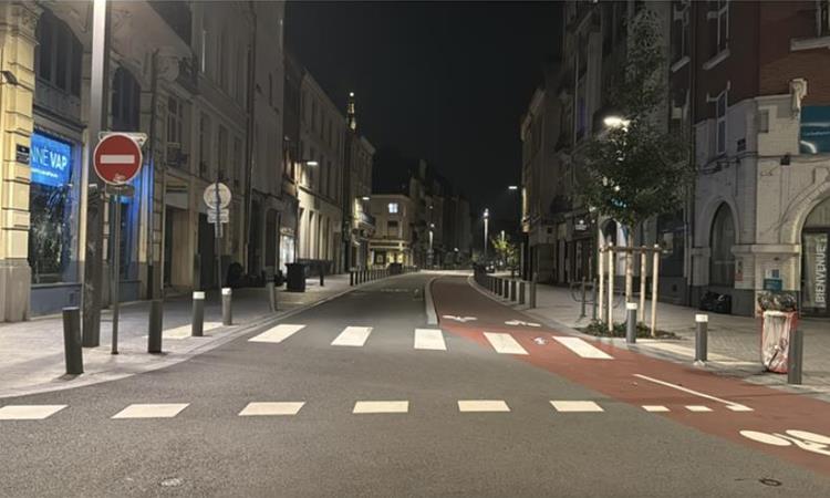 Француските власти воведоа полициски час во Париз и други градови по викендот исполнет со немири и грабежи
