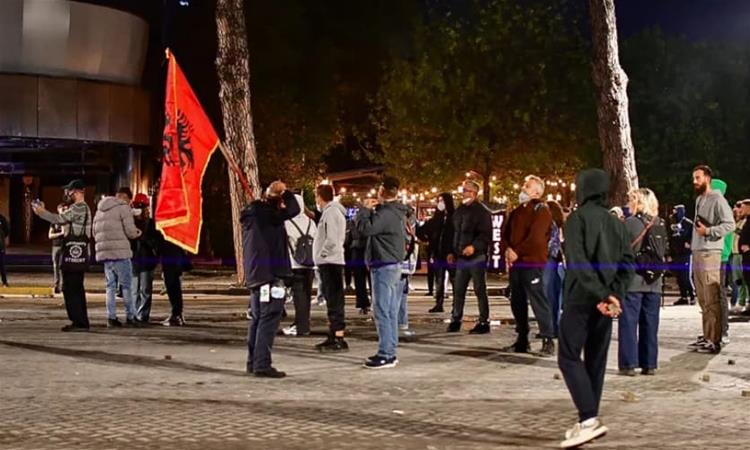 „Рама, оди си!“- одекнува пред премиерскиот кабинет, силни полициски сили во центарот на Тирана (ВИДЕО)