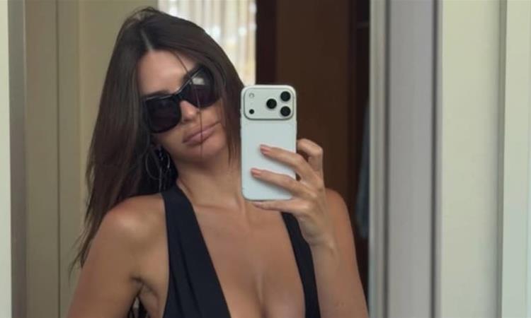 Емили Ратајковски позира во црн костум за капење со длабоко деколте (ФОТО)