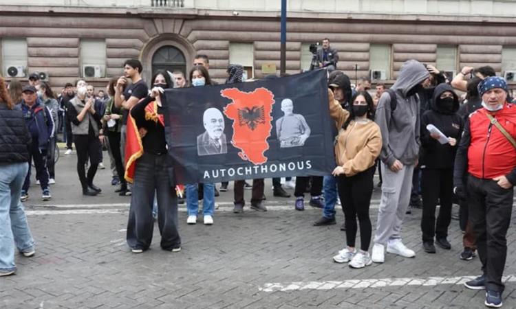 Скандал во Тирана: Демонстрантите носат знаме на „Голема Албанија“ (ФОТО)