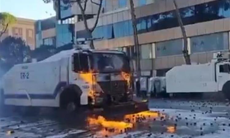 Видео: Тирана повторо„гореше“,молотовлеви коктели, оган, водени топови 