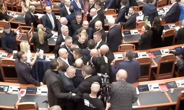 Хаос во Албанија: Тепачките од улиците се префрлија во парламентот- се степаа пратениците (ВИДЕО)