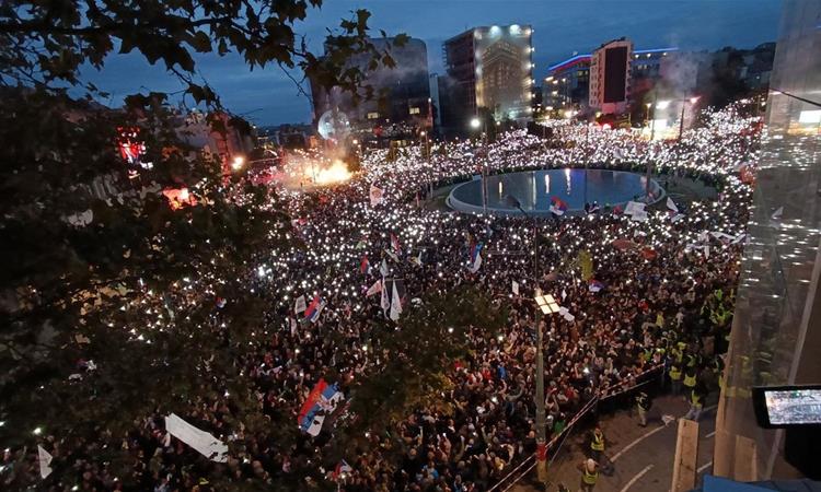 Голем собир на студентите во центарот на Белград- говорниците на бината носеа Устав на Србија (ВИДЕО)