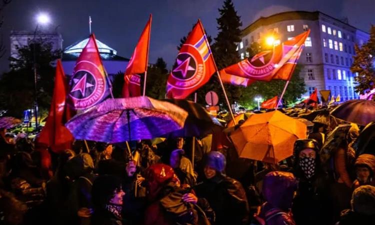 Масовни протести поради строгите закони за абортус низ 20 градови во Полска 