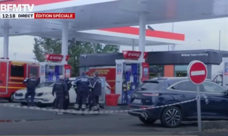 Крвава престрелка во близина на Париз: Маж пукал од автомобил, има мртви и ранети 