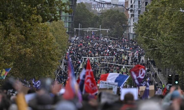 Војска на улиците на Париз и Милано, десетици илјади протестираат- Ова ќе биде долг ден, вели министерот Нуњез (ВИДЕО)