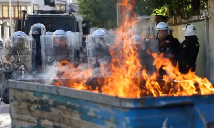 Демонстрантите запалија полицаец во Тирана- летаат молотови коктели, солзавец, пиротехника... (ВИДЕО)