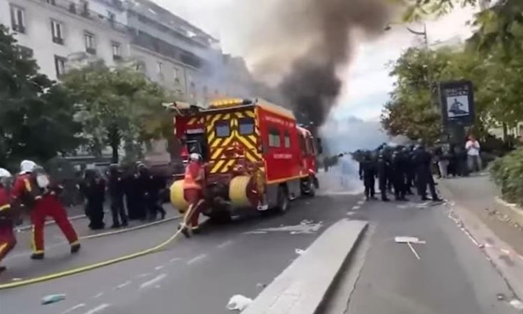 Франција и понатаму нестабилна: Полицискиот час останува на сила