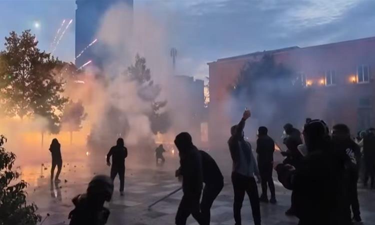 Судири со полицијата, повредени и барања за оставка на Рама на протестите во Тирана