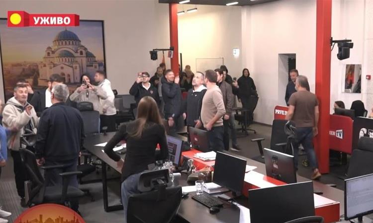 Упад на Информер: Драма на телевизија, Вучиќевиќ повика полиција