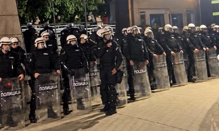 Граѓани се собраа пред телевизијата Пинк, фрлаа јајца кон зградата (ВИДЕО)