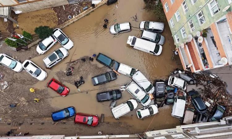 Повторно хаос во Истанбул: Улиците како езера, заробени возила- се предупредува на ризик од торнадо (ВИДЕО)