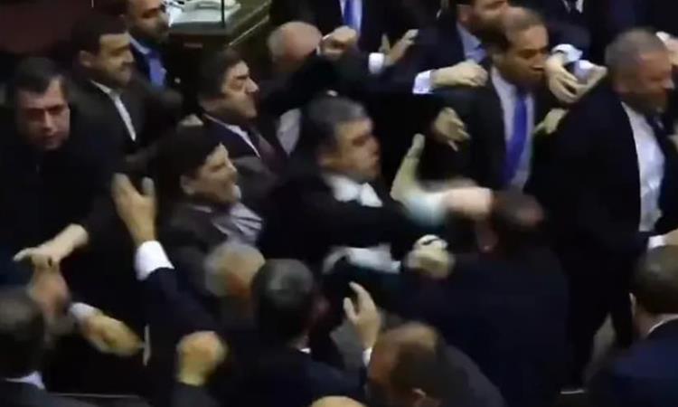 Крвава тепачка во парламентот на Ерменија- пратениците се степаа среде седница (ВИДЕО)