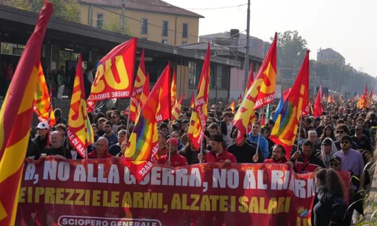 Тензично во Италија: Горат гуми во Џенова, во Торино фрлаат јајца врз полицијата (ВИДЕО)