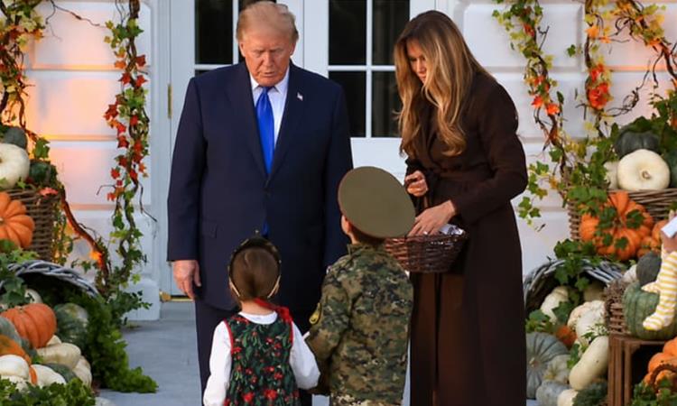 Доналд и Меланија Трамп даваа слатки во Белата куќа- момче се појави во руска униформа (ВИДЕО)