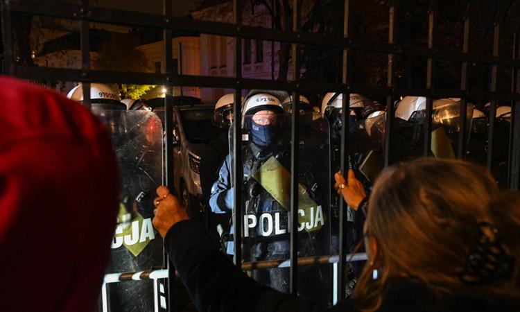 Хаос во Полска: Полицијата упадна во Уставниот суд, претседателот го прекина летот кон Сенегал (ВИДЕО)