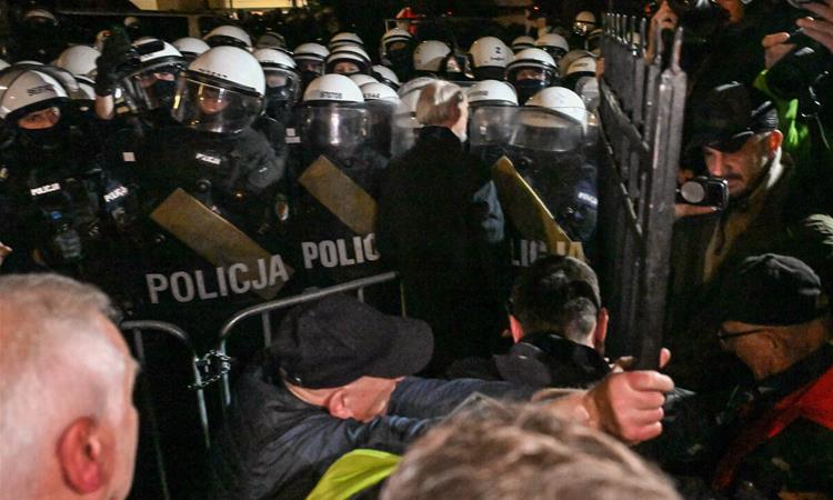 Протести пред Уставниот суд во Варшава,спорот околу Уставниот суд ескалираше со полициска интервенција и протести