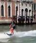 Градоначалникот на Венеција: Двајца арогантни идиоти го исмеваат нашиот град (ВИДЕО)