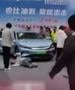 Видео: Електричен автомобил прегази посетители на саем во Кина