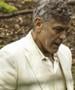 Фото: Исцрпениот Клуни во бело одело трча низ шума?!