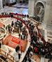 Над 50.000 луѓе досега му оддадоа почит на папата во базиликата Свети Петар