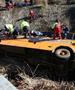 Се преврте автобус полн со ученици во Англија, спасувачите на терен 
