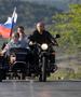 Додека беше во Алјаска, Путин на локален жител му подари мотоцикл (ВИДЕО) 
