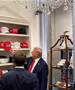 Сите се чудат колку МАГА капчиња има Трамп, им се фали на претседателите во плакарот (ВИДЕО) 