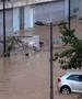 Страшно невреме ја зафати Шпанија: Водата зароби луѓе во автомобилите, пороите носат сѐ пред себе (ВИДЕО)