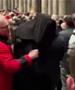 Маскиран маж со танц ја прекина божикната миса во катедралата во Келн, верниците шокирани (ВИДЕО)
