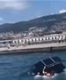 Видео: Драма во Трст: Автомобил падна во морето, кадети од Воената академија го спасиле возачот