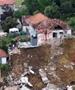 Драматично во Нови Пазар: Половина куќа виси во бездна, свлечиштето ја носи (ВИДЕО)