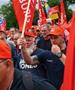 Над 10.000 работници на Фолксваген излегоа на протест поради отказите- го исвиркаа директорот 
