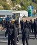 Хаос во Англија: маскирани демонстранти го блокираа Довер, запрен е сообраќајот кон Европа (ВИДЕО)