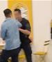 Масовна тепачка во бар на Халкидики: Двајца нападнаа турист, па настана хаос- летаат столови (ВИДЕО)