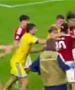 Унгарски и украински фудбалери се степаа среде натпревар (ВИДЕО)