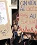 Блокадите на училиштата се шират низ Франција, учениците палеа канти и фрлаа предмети кон полицијата
