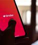 „Измамникoт од Tinder“ лансира апликација – се бара од „Apple“ и „Google“ да ја блокираат