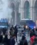 Катастрофално во Франција: Едно лице почина на протестите, повеќе од 800 приведени