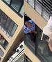 Во Кина спасено девојче кое висело од прозорец на 12-ти кат (ВИДЕО)